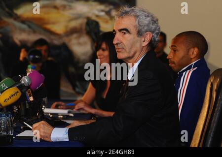 Frankreichs Trainer Raymond Domenech und Frankreichs Kapitän Thierry Henry während einer Pressekonferenz vor dem WM 2010 Qualifying Fußballspiel, Irland gegen Frankreich im Croke Park Stadion in Dublin, Irland am 14. November 2009. Foto von Steeve McMay/ABACAPRESS.COM Stockfoto