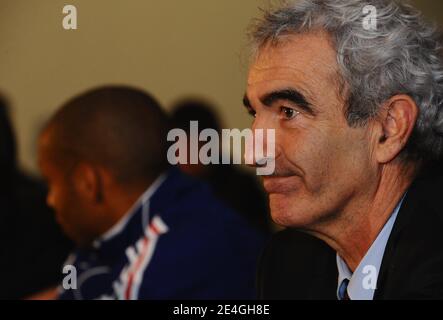 Frankreichs Trainer Raymond Domenech und Frankreichs Kapitän Thierry Henry während einer Pressekonferenz vor dem WM 2010 Qualifying Fußballspiel, Irland gegen Frankreich im Croke Park Stadion in Dublin, Irland am 14. November 2009. Foto von Steeve McMay/ABACAPRESS.COM Stockfoto