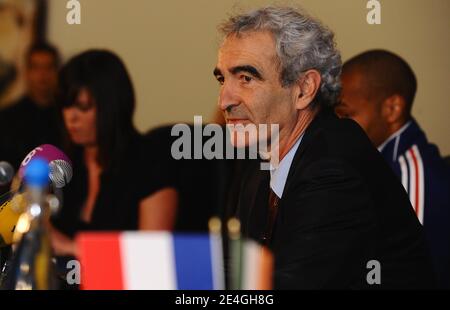 Frankreichs Trainer Raymond Domenech und Frankreichs Kapitän Thierry Henry während einer Pressekonferenz vor dem WM 2010 Qualifying Fußballspiel, Irland gegen Frankreich im Croke Park Stadion in Dublin, Irland am 14. November 2009. Foto von Steeve McMay/ABACAPRESS.COM Stockfoto