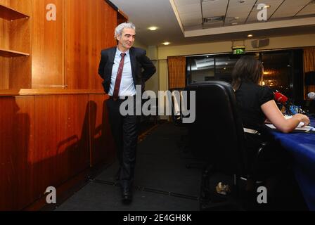 Frankreichs Trainer Raymond Domenech und Frankreichs Kapitän Thierry Henry während einer Pressekonferenz vor dem WM 2010 Qualifying Fußballspiel, Irland gegen Frankreich im Croke Park Stadion in Dublin, Irland am 14. November 2009. Foto von Steeve McMay/ABACAPRESS.COM Stockfoto