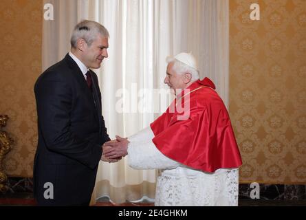 Papst Benedikt XVI. Trifft sich am 14. November 2009 mit Serbiens Präsident Boris Tadic in seiner Privatbibliothek im Vatikan in Rom. Foto von ABACAPRESS.COM Stockfoto