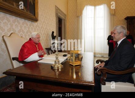 Papst Benedikt XVI. Trifft sich am 14. November 2009 mit Serbiens Präsident Boris Tadic in seiner Privatbibliothek im Vatikan in Rom. Foto von ABACAPRESS.COM Stockfoto