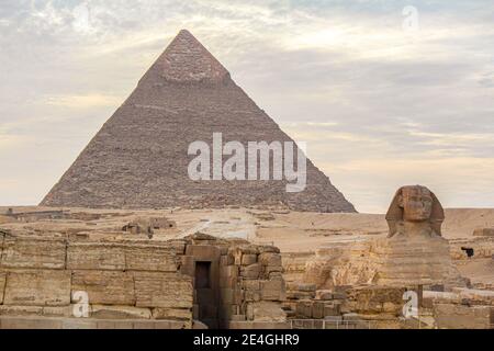 Sphinx Skulptur und die Cheops Pyramide in Giza, Ägypten Stockfoto