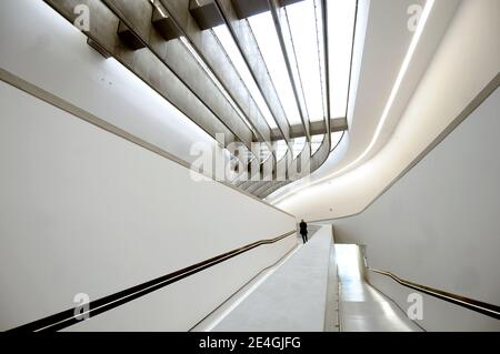 Innenansicht des Nationalmuseums der Künste des XXI Jahrhunderts, 'MAXXI', in Rom, Italien am 14. November 2009. Italiens erstes Museum für zeitgenössische Kunst und Architektur ist das neueste einer Reihe von hochmodernen Architekturprojekten, die in der Ewigen Stadt errichtet wurden. Das Gebäude selbst, eine schlanke, verglaste Box auf einer Box, besteht aus Zementwänden, Stahltreppen und einem Glasdach, was den Galerien eine neutrale Kulisse verleiht, die von gefiltertem natürlichem Licht beleuchtet wird. Das MAXXI wurde von der irakischen Architektin Zaha Hadid entworfen und öffnet seine Türen im Frühjahr 2010 für die Öffentlichkeit. Foto von Eric Vandeville/ABACAPRESS.COM Stockfoto