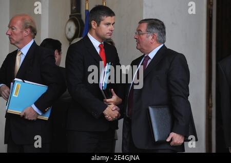 Der französische Jugendarbeitsminister Laurent Wauquiez und der französische Minister für Stadt- und Landplanung und ländliche Angelegenheiten Michel Mercier verlassen den wöchentlichen ministerrat, der am 16. November 2009 im Elysée-Palast in Paris stattfand. Foto von Mousse/ABACAPRESS.COM Stockfoto