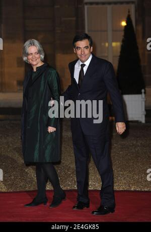 Der französische Premierminister Francois Fillon und seine Frau Penelope kommen am 16. November 2009 zu einem Staatsessen im Elysée-Palast in Paris an. Der französische Präsident Nicolas Sarkozy und die First Lady Carla Bruni-Sarkozy empfangen den irakischen Präsidenten Jalal Talabani und den First Lady Hero Ibrahim Ahmed vor einem Staatsessen im Elysee-Palast. Foto von Mousse/ABACAPRESS.COM Stockfoto