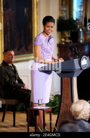 First Lady Michelle Obama spricht während einer Veranstaltung im Ostsaal des Weißen Hauses in Washington, DC, USA, 18. November 2009. First Lady Michelle Obama und Dr. Jill Biden hosteten Frauen des US-Militärs zum Tee. Foto von Olivier Douliery /ABACAPRESS.COM Stockfoto