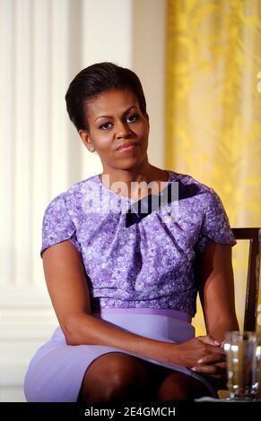 First Lady Michelle Obama lauscht während einer Veranstaltung im Ostsaal des Weißen Hauses in Washington, DC, USA, 18. November 2009. First Lady Michelle Obama und Dr. Jill Biden hosteten Frauen des US-Militärs zum Tee. Foto von Olivier Douliery /ABACAPRESS.COM Stockfoto