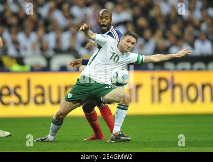 Frankreichs William Gallas und Irlands Robbie Keane während des WM-Play-off Fußballmatches, Frankreich gegen die Republik Irland im Stade de France in Saint-Denis bei Paris, Frankreich am 18. November 2009. Das Spiel endete mit einem Unentschieden von 1-1. Foto von Nicolas Gouhier/Cameleon/ABACAPRESS.COM Stockfoto