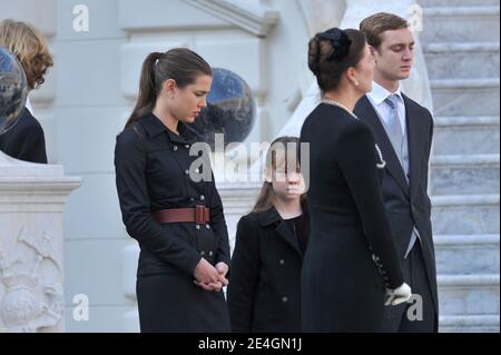 Pierre und Charlotte Casiraghi, Prinzessin Caroline von Hannover und Prinzessin Alexandra bei einer Militärparade im Palast im Rahmen der Feierlichkeiten zum Nationalfeiertag in Monaco am 19. November 2009. Foto von Nebinger-Orban/ABACAPRESS.COM Stockfoto