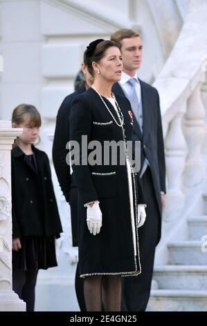 Pierre Casiraghi, Prinzessin Caroline von Hannover mit ihrer Tochter Alexandra bei einer Militärparade im Palast im Rahmen der Feierlichkeiten zum Nationalfeiertag in Monaco am 19. November 2009. Foto von Nebinger-Orban/ABACAPRESS.COM Stockfoto