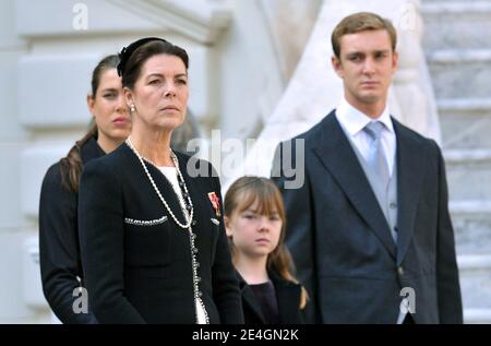 Pierre und Charlotte Casiraghi, Prinzessin Caroline von Hannover und Prinzessin Alexandra bei einer Militärparade im Palast im Rahmen der Feierlichkeiten zum Nationalfeiertag in Monaco am 19. November 2009. Foto von Nebinger-Orban/ABACAPRESS.COM Stockfoto