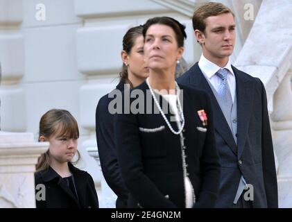 Pierre und Charlotte Casiraghi, Prinzessin Caroline von Hannover und Prinzessin Alexandra bei einer Militärparade im Palast im Rahmen der Feierlichkeiten zum Nationalfeiertag in Monaco am 19. November 2009. Foto von Nebinger-Orban/ABACAPRESS.COM Stockfoto