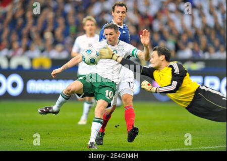 Frankreichs Hugo Lloris und Irlands Robbie Keane beim WM-Play-off-Fußballspiel, Frankreich gegen die Republik Irland am 18. November 2009 im Stade de France in Saint-Denis bei Paris, Frankreich. Das Spiel endete mit einem Unentschieden von 1-1. Foto von Stephane Reix/ABACAPRESS.COM Stockfoto