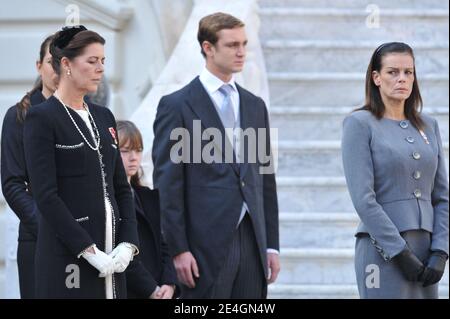 Pierre Casiraghi, Prinzessin Caroline von Hannover und Prinzessin Alexandra, Prinzessin Stephanie bei einer Militärparade im Palast im Rahmen der Feierlichkeiten zum Nationalfeiertag in Monaco am 19. November 2009. Foto von Nebinger-Orban/ABACAPRESS.COM Stockfoto