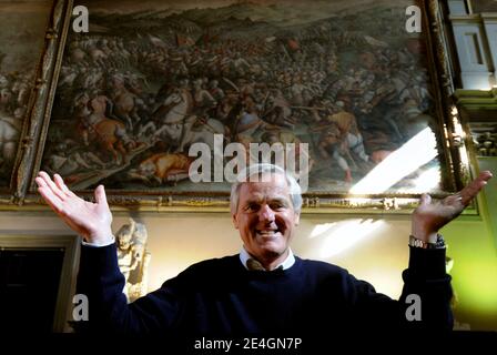 Der italienische Kunstexperte Maurizio Seracini im großen Festsaal des Palazzo VecchioÍs, dem Saal von 500, vor Vasaris Fresko "die Schlacht von Marciano". Leonardos 'die Schlacht von Anghiari' sollte sich hinter diesem Fresko verbergen. Seracini sagt, er sei kurz davor, ein längst verlorenes Leonardo da Vinci Meisterwerk "die Schlacht von Anghiari" zu entdecken, das in einem geheimen Hohlraum hinter einer Palastmauer in Florenz, Italien, versteckt ist. Seracini verwendete thermografische, ultraschalltechnische, ultraviolette und infrarote Diagnosetechniken, um zu dem Schluss zu kommen, dass nur die Unterzeichnung von Leonardo da Vinci, der Farbfläche h, durchgeführt wurde Stockfoto