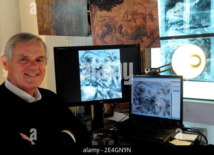 Der italienische Kunstexperte Maurizio Seracini in seinen Büros in Florenz, Italien. Er sagt, er sei kurz davor, ein längst verlorenes Leonardo da Vinci Meisterwerk "die Schlacht von Anghiari" zu entdecken, das in einem geheimen Hohlraum hinter einer Palastmauer in Florenz versteckt ist. Foto von Eric Vandeville/ABACAPRESS.COM Stockfoto