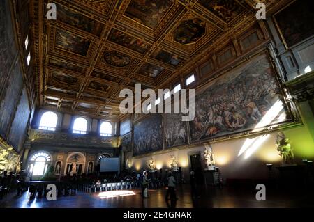 Palazzo VecchioÍs große zeremonielle Kammer, der Saal von 500. Rechts Vasaris Fresko "die Schlacht von Marciano", hinter dem Leonardo Da Vincis "die Schlacht von Anghiari" versteckt sein sollte. Der italienische Kunstexperte Maurizio Seracini sagt, er sei kurz davor, ein längst verlorenes Leonardo da Vinci-Meisterwerk zu entdecken, "die Schlacht von Anghiari", das am 30. Oktober 2009 in einem geheimen Hohlraum hinter einer Palastmauer in Florenz, Italien, versteckt ist. Foto von Eric Vandeville/ABACAPRESS.COM Stockfoto