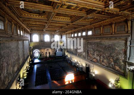 Palazzo VecchioÍs große zeremonielle Kammer, der Saal von 500. Rechts Vasaris Fresko "die Schlacht von Marciano", hinter dem Leonardo Da Vincis "die Schlacht von Anghiari" versteckt sein sollte. Der italienische Kunstexperte Maurizio Seracini sagt, er sei kurz davor, ein längst verlorenes Leonardo da Vinci-Meisterwerk zu entdecken, "die Schlacht von Anghiari", das am 30. Oktober 2009 in einem geheimen Hohlraum hinter einer Palastmauer in Florenz, Italien, versteckt ist. Foto von Eric Vandeville/ABACAPRESS.COM Stockfoto