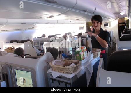 Atmosphäre und neue Funktionen (wie das Herunterladen von Dokumenten und Filmen) an Bord des "Antrittsflugs" oder des ersten kommerziellen Fluges des neuen Super Jumbo A380 vom Flughafen Paris Roissy Charles de Gaulle nach New York John F. Kennedy am 20. November 2009. Foto von Ammar Abd Rabbo/ABACAPRESS.COM Stockfoto