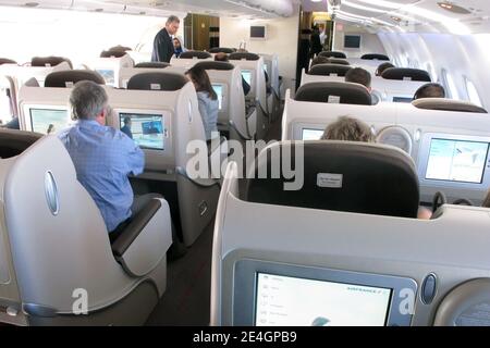 Atmosphäre und neue Funktionen (wie das Herunterladen von Dokumenten und Filmen) an Bord des "Antrittsflugs" oder des ersten kommerziellen Fluges des neuen Super Jumbo A380 vom Flughafen Paris Roissy Charles de Gaulle nach New York John F. Kennedy am 20. November 2009. Foto von Ammar Abd Rabbo/ABACAPRESS.COM Stockfoto