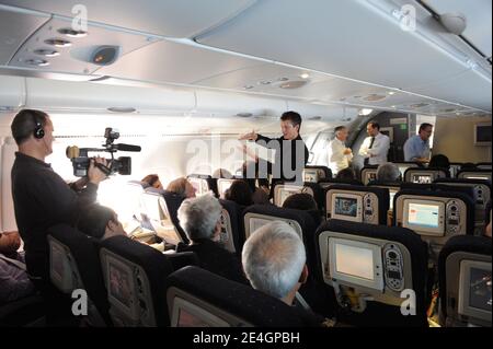 Atmosphäre und neue Funktionen (wie das Herunterladen von Dokumenten und Filmen) an Bord des "Antrittsflugs" oder des ersten kommerziellen Fluges des neuen Super Jumbo A380 vom Flughafen Paris Roissy Charles de Gaulle nach New York John F. Kennedy am 20. November 2009. Foto von Ammar Abd Rabbo/ABACAPRESS.COM Stockfoto