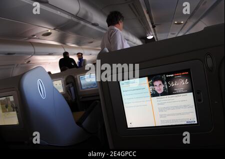 Atmosphäre und neue Funktionen (wie das Herunterladen von Dokumenten und Filmen) an Bord des "Antrittsflugs" oder des ersten kommerziellen Fluges des neuen Super Jumbo A380 vom Flughafen Paris Roissy Charles de Gaulle nach New York John F. Kennedy am 20. November 2009. Foto von Ammar Abd Rabbo/ABACAPRESS.COM Stockfoto