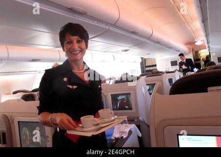 Atmosphäre und neue Funktionen (wie das Herunterladen von Dokumenten und Filmen) an Bord des "Antrittsflugs" oder des ersten kommerziellen Fluges des neuen Super Jumbo A380 vom Flughafen Paris Roissy Charles de Gaulle nach New York John F. Kennedy am 20. November 2009. Foto von Ammar Abd Rabbo/ABACAPRESS.COM Stockfoto