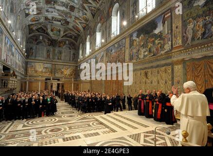Papst Benedikt XVI. Führt am 21. November 2009 ein besonderes Treffen mit Künstlern in der Sixtinischen Kapelle im Vatikan in Rom, Italien. Der Papst sagte der Versammlung von Hunderten von Malern, Bildhauern, Dichtern, Sängern, Schauspielern, Musikern und Regisseuren, die unter der gewölbten Decke der von Michelangelo gemalten Kapelle gehalten wurden, dass er die Freundschaft der Kirche mit der Welt der Kunst "neu knüpfen wollte". Foto von ABACAPRESS.COM Stockfoto