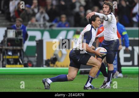 Der Franzose Yannick Jauzion kann es am 21. November 2009 im stade de France in Saint-Denis in der Nähe von Paris, Frankreich, beim Internationalen Freundschaftsspiel Rugby, Frankreich gegen die Samoa-Inseln versuchen. Frankreich gewann 43:5. Foto von Christian Liewig/ABACAPRESS.COM Stockfoto