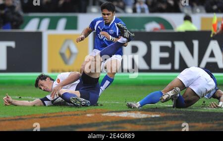 Der Franzose Yannick Jauzion kann es am 21. November 2009 im stade de France in Saint-Denis in der Nähe von Paris, Frankreich, beim Internationalen Freundschaftsspiel Rugby, Frankreich gegen die Samoa-Inseln versuchen. Frankreich gewann 43:5. Foto von Christian Liewig/ABACAPRESS.COM Stockfoto