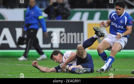 Der Franzose Yannick Jauzion kann es am 21. November 2009 im stade de France in Saint-Denis in der Nähe von Paris, Frankreich, beim Internationalen Freundschaftsspiel Rugby, Frankreich gegen die Samoa-Inseln versuchen. Frankreich gewann 43:5. Foto von Christian Liewig/ABACAPRESS.COM Stockfoto