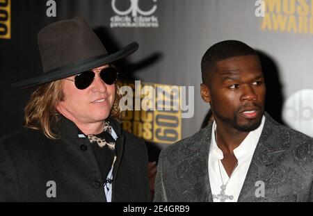 Val Kilmer, 50 Cent kommt bei 2009 American Music Awards im Nokia Theater L.A. Leben in Los Angeles, Kalifornien. 22. November 2009. (Bild: Val Kilmer, 50 Cent). Foto von Baxter/ABACAPRESS.COM Stockfoto