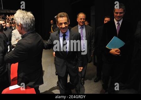 Der französische Präsident Nicolas Sarkozy, flankiert von dem französischen Jugendarbeitsminister Laurent Wauquiez, kommt zu einer "Pole Emploi"-Zeremonie, die am 23. November 2009 im "Parc des Expositions de la Porte de Versailles" in Paris, Frankreich, stattfindet. Foto von Nicolas Gouhier/ABACAPRESS.COM Stockfoto