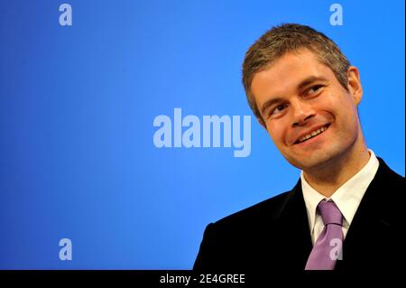 Der französische Jugendarbeitsminister Laurent Wauquiez nimmt an einer "Pole Emploi"-Zeremonie Teil, die am 23. November 2009 im "Parc des Expositions de la Porte de Versailles" in Paris, Frankreich, stattfand. Foto von Nicolas Gouhier/ABACAPRESS.COM Stockfoto