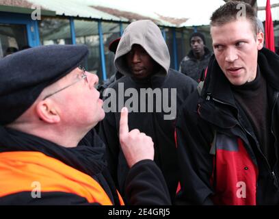 'Kleber Leader du mouvement ARS-combat s'explique avec le responsable de l'UD CFDT durant le Comite d'entreprise extraordinaire a la societe Alternative Post a Vaulx en Velin, Banlieue lyonnaise, Frankreich, 24. November 2009. Creee fin 2006, la societe Alternative Post distributant du courrier ''leger'' est en desendierung de paiement depuis le 10 Novembre 2009 et les 368 employes francais, dont 80 a Vaulx-en-Velin et Lyon craignent la mise en liquidation de lÍentreprise. Les syndicats sont representes par la CFDT et ARS-Combat (extreme gauche= Alternative Revolutionnaire Socialiste) se sont rassem Stockfoto