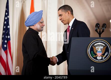 Manmohan Singh, links, Indiens Premierminister, schüttelt bei einer Ankunftszeremonie im Ostsaal des Weißen Hauses in Washington DC, USA, am 24. November 2009 die Hände mit US-Präsident Barack Obama. Foto von Joshua Roberts/ABACAPRESS.COM (im Bild: Barack Obama, Mammohan Singh) Stockfoto