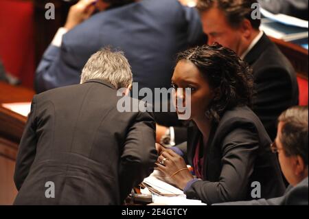 Die französische Jugendministerin für Jugend und Sport Rama Yade nimmt am 24. November 2009 an einer Arbeitssitzung in der Nationalversammlung in Paris Teil. Foto von Nicolas Gouhier/ABACAPRESS.COM Stockfoto