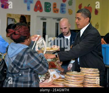 US-Präsident Barack Obama, begleitet von seiner Frau Michelle und den Töchtern Sasha und Malia, gibt am Mittwoch, 25. November 2009, am Martha's Table in Washington DC, USA, Essen an Obdachlose. Foto von Ron Sachs/ABACAPRESS.COM Stockfoto