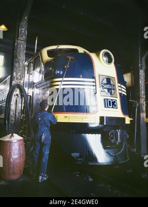 Arbeiter wäscht eine 54-hundert Pferdekraft Diesel Freight Locomotive im Roundhouse, Atchison, Topeka und Santa Fe Railroad, Argentine, Kansas City, Kansas, USA, Jack Delano, U.S. Office of war Information, März 1943 Stockfoto