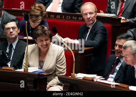 Der französische Minister, der für den Konjunkturplan der Regierung zuständig ist, Patrick Devedjian, der französische Minister für Gesundheit, Jugend und Sport Roselyne Bachelot, der französische Umweltminister Chantal Jouanno, der Minister für Inneres, Überseedepartements und Gebietsverwaltung Brice Hortefeux, Premierminister Francois Fillon und der Vizeminister für die Beziehungen zum parlament Henri de Raincourt nehmen am 25. November 2009 an einer Arbeitssitzung in der Nationalversammlung in Paris, Frankreich, Teil. Foto von Stephane Lemouton/ABACAPRESS.COM Stockfoto