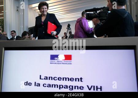 Die französische Gesundheitsministerin Roselyne Bachelot hält am 27. November 2009 in Paris, Frankreich, eine Pressekonferenz zum Kampf gegen HIV/AIDS und sexuell übertragbare Infektionen ab. Foto von Stephane Lemouton/ABACAPRESS.COM Stockfoto