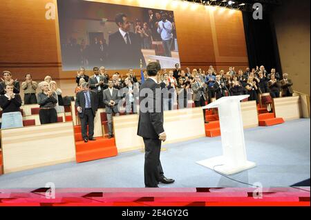 Der französische Präsident Nicolas Sarkozy nimmt am 28. November 2009 an der nationalen ratssitzung der regierenden rechten UMP-Partei Frankreichs (Union for a Popular Movement) in Aubervilliers bei Paris Teil. Foto von Elodie Gregoire/ABACAPRESS.COM Stockfoto