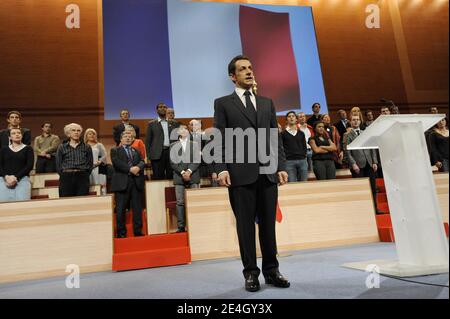 Der französische Präsident Nicolas Sarkozy nimmt am 28. November 2009 an der nationalen ratssitzung der regierenden rechten UMP-Partei Frankreichs (Union for a Popular Movement) in Aubervilliers bei Paris Teil. Foto von Elodie Gregoire/ABACAPRESS.COM Stockfoto