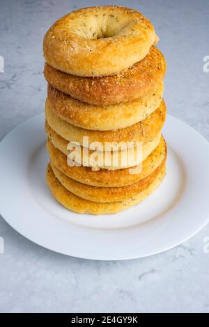 Ein Turm von köstlichen hausgemachten Rosmarin und Parmesan Keto Bagels mit Mandelmehl gemacht. Stockfoto