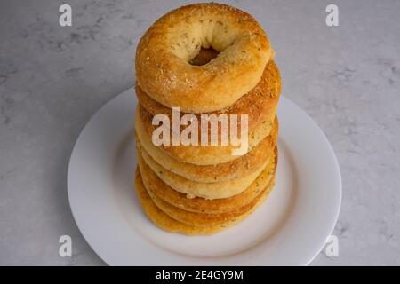 Ein Turm von köstlichen hausgemachten Rosmarin und Parmesan Keto Bagels mit Mandelmehl gemacht. Stockfoto