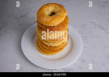 Ein Turm von köstlichen hausgemachten Rosmarin und Parmesan Keto Bagels mit Mandelmehl gemacht. Stockfoto