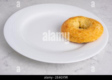 Köstliche hausgemachte Rosmarin und Parmesan-Keto-Bagels mit Mandelmehl. Stockfoto