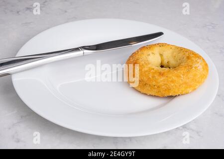 Köstliche hausgemachte Rosmarin und Parmesan-Keto-Bagels mit Mandelmehl. Stockfoto