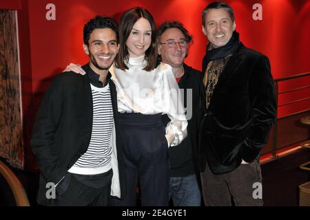 Regisseur Jean-Jacques Zilbermann und die Schauspieler Mehdi Dehbi, Elsa Zylberstein und Antoine de Caunes posiert während des Fotoalles "La Folle Histoire D'Amour De Simon Eskenazy", das am 30. November 2009 in den Gaumont Capucines in Paris, Frankreich, stattfand. Foto von Nicolas Genin/ABACAPRESS.COM Stockfoto